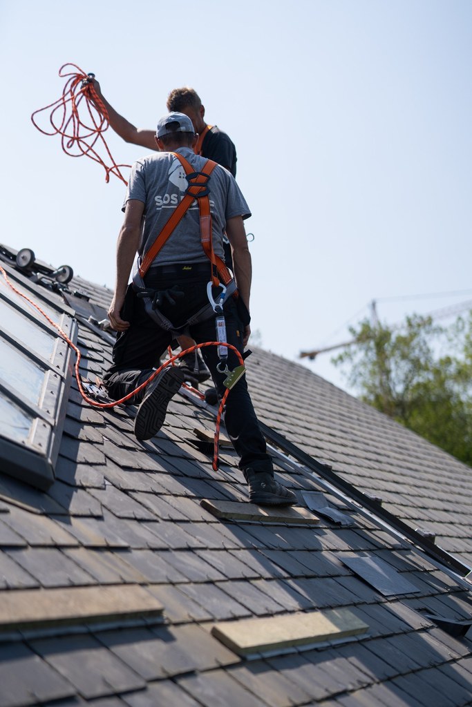 Hommes SOS Roof travaillant sur chantier